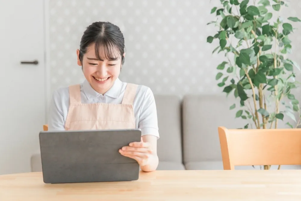 見守りシステム導入には通信環境の整備が必須！必要な設備と整備のポイントを解説